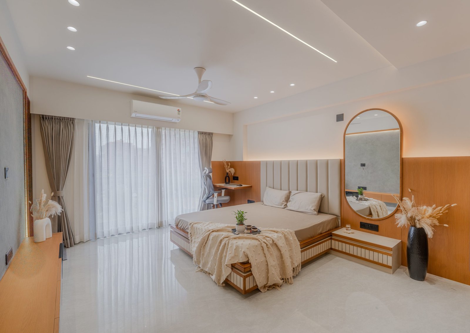 Bedroom with fluted headboard, Jayendra Bhai Residence by Himanshu Raval Architects